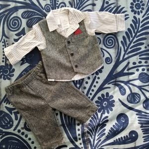 3 piece baby suit! Pants, shirt and vest!